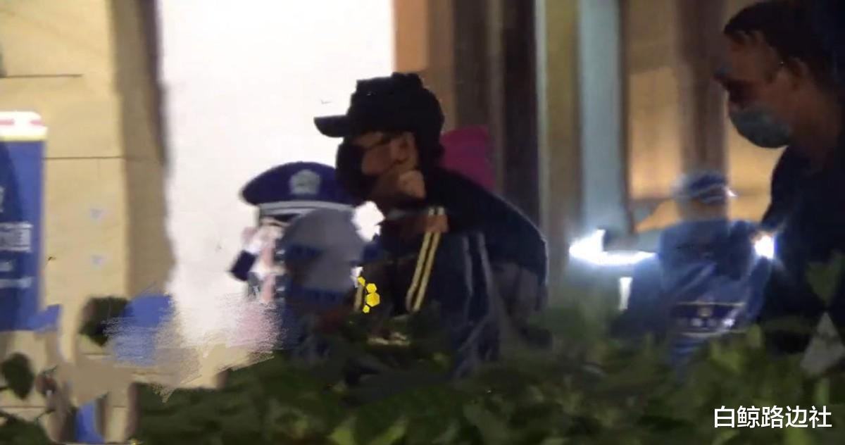 王诗龄|王岳伦携女儿到三亚度假！勾肩搭背感情好，王诗龄用沙子埋爸爸脚