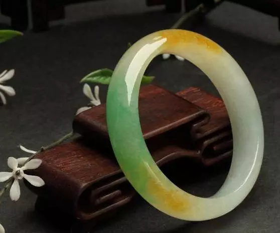 翡翠|大妈戴了款4色玉镯，炫耀说价值300万，行家惊呼：一条“色”得值一个亿。