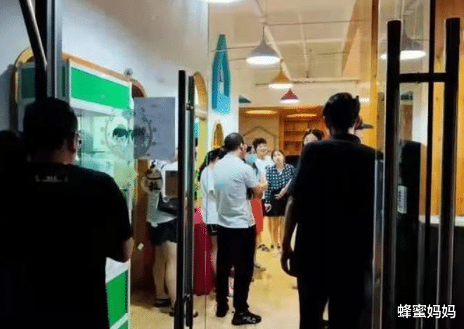 蜂蜜妈妈|教培圈“乱象”：补课班明明已经关门，教师收入却不降反升