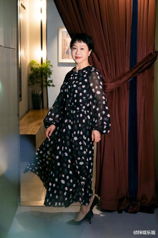 杨紫|杨紫晒妈妈气质美照甜喊贵妇，杨妈妈穿长裙优雅端庄，星范超足
