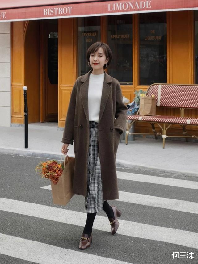 何三沫 简约款大衣不会过时,一件就可以穿很久,但前提是要会搭配才好看