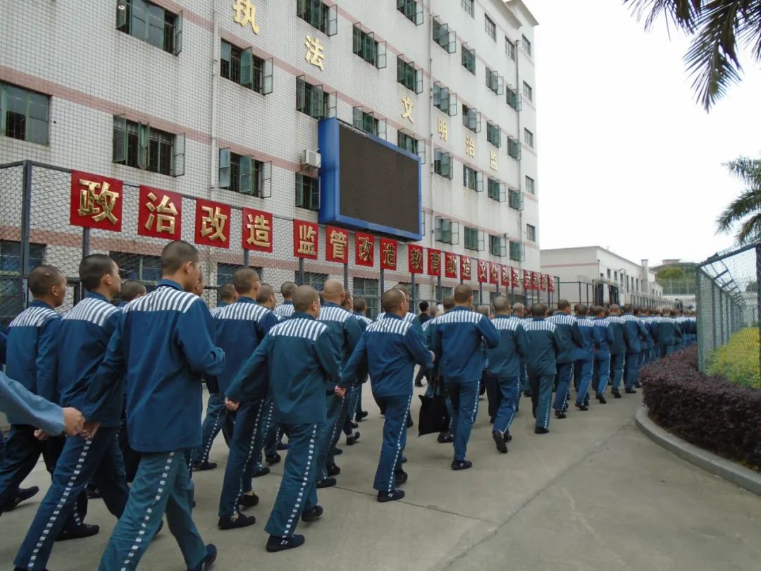高校发生抢座大战,女生脸部被打肿成馒头,网友讽刺“不讲武德”