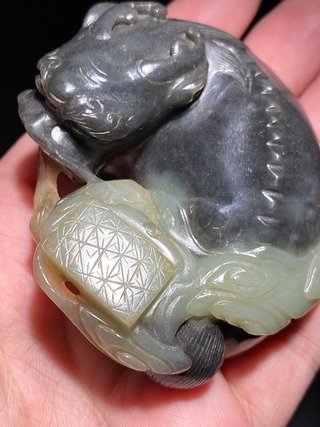 和田玉籽料|清乾隆 和田玉籽料 黑白玉巧作 麒麟送书 摆件 把件 纸镇