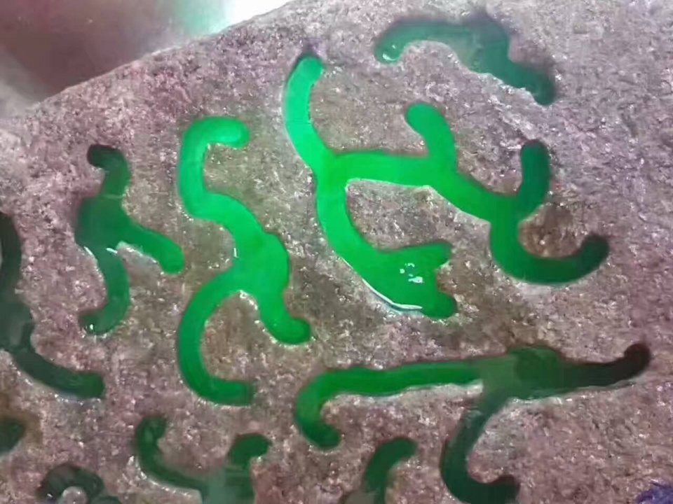 翡翠|是什么原因让那丑陋无比的石头,变成具有极大收藏价值的玉石之王