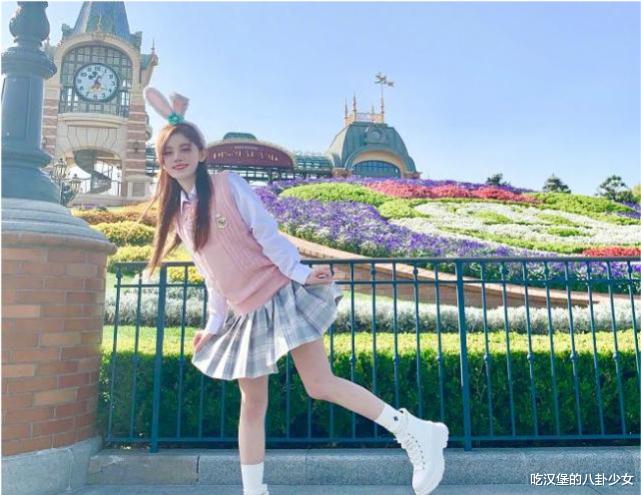 鞠婧祎|公交车偶遇鞠婧祎,生图下颜值身高暴露无遗,有没有一米五很明显