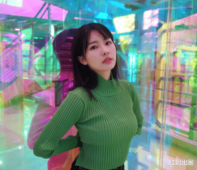 吴克群|歌手吴克群官宣恋情！小13岁女友大量私照曝光，清纯面孔魔鬼身材