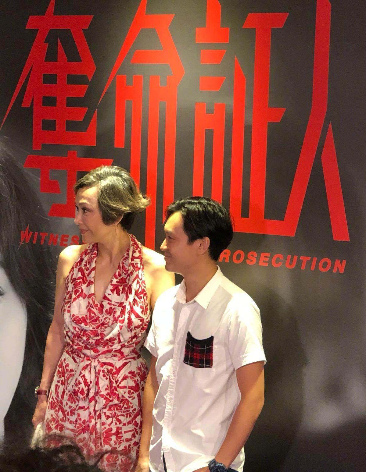 余安安|周润发前妻余安安真胆大，穿一袭白色开叉礼服秀身材，高挑纤瘦