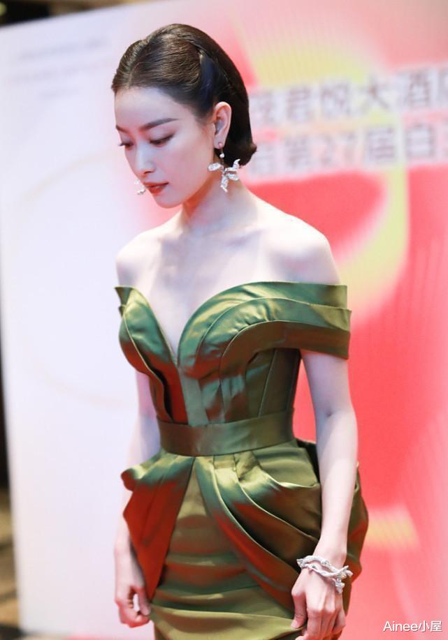 倪妮|倪妮的天鹅颈太撩人了，穿一字肩裙身形细长，气质比颜值更出众