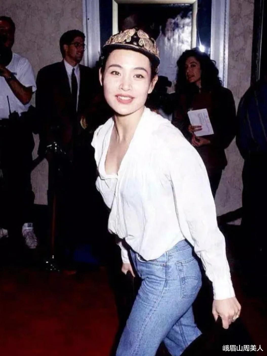 吊带裙 58岁陈冲这身材好得不真实，穿深V吊带裙拍大片，满满的高级感