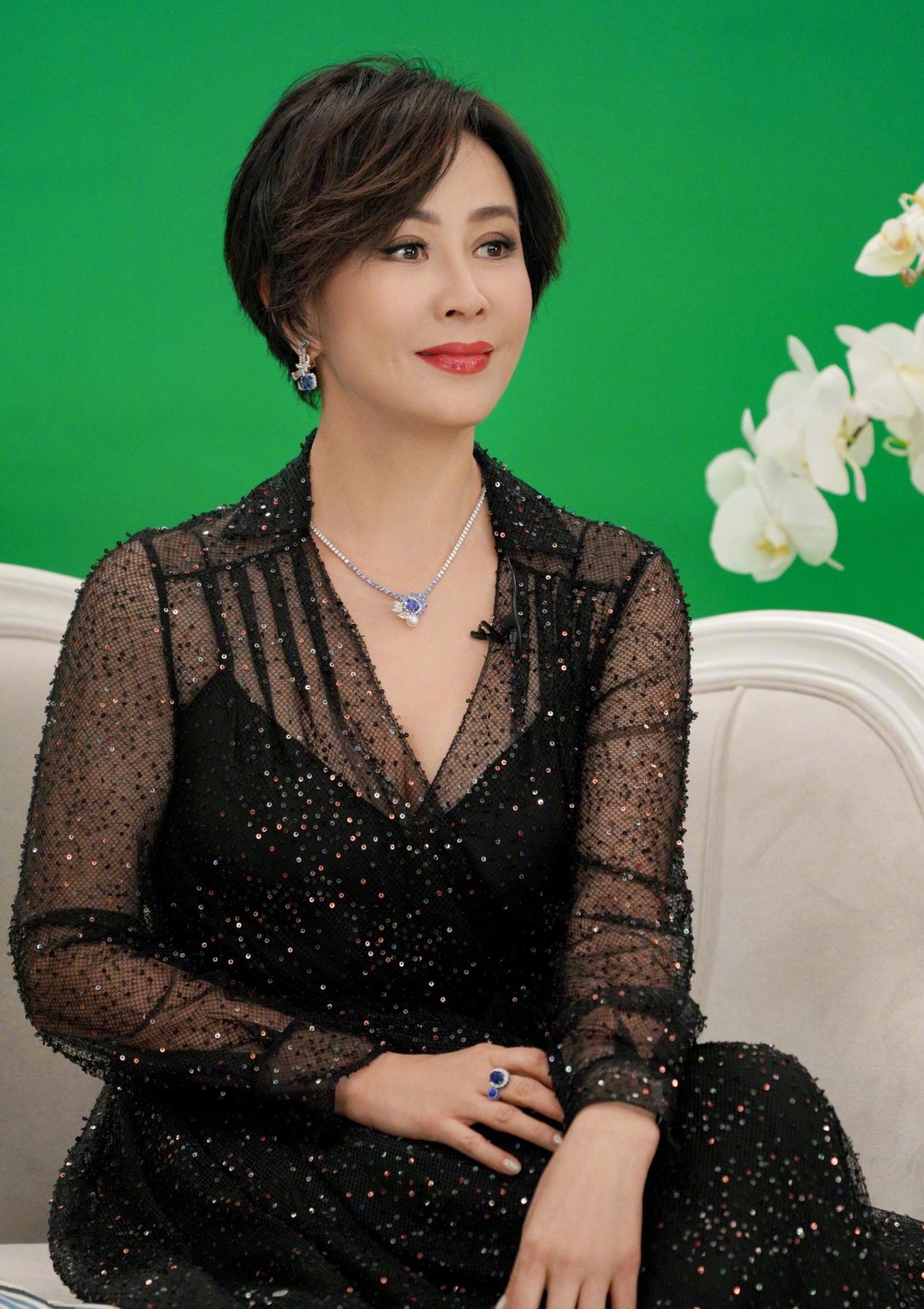 刘嘉玲|刘嘉玲皮肤还是这么紧致！穿红色长褂十分喜庆，配合短发典雅利落