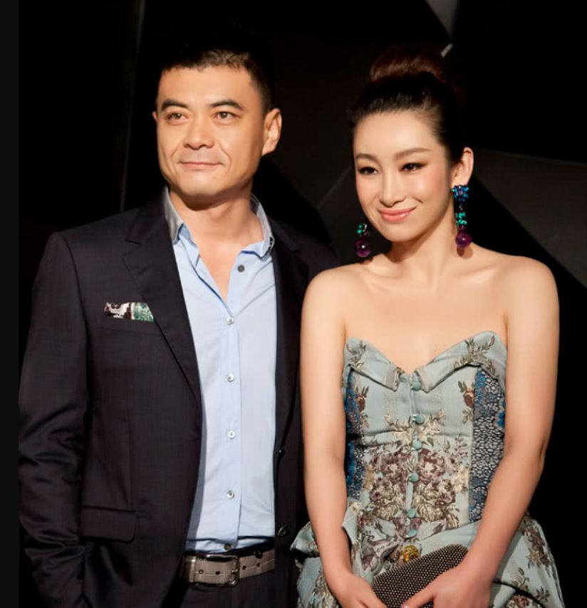 秦海璐|秦海璐踩15cm“针”出门，穿抹胸裙好显年轻，王新军宠妻全程牵着