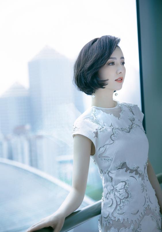 佟丽娅|佟丽娅秀凹凸身形太辣！短裙镶满闪碎钻，一双白嫩玉腿白得发光