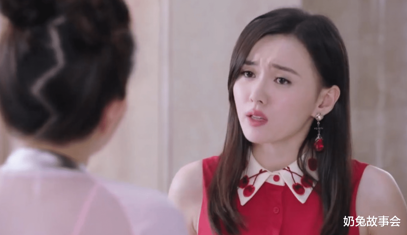 奶兔故事会|生女儿没资格上桌吃饭，婆婆说完，儿媳两巴掌将婆婆小姑子扇下桌