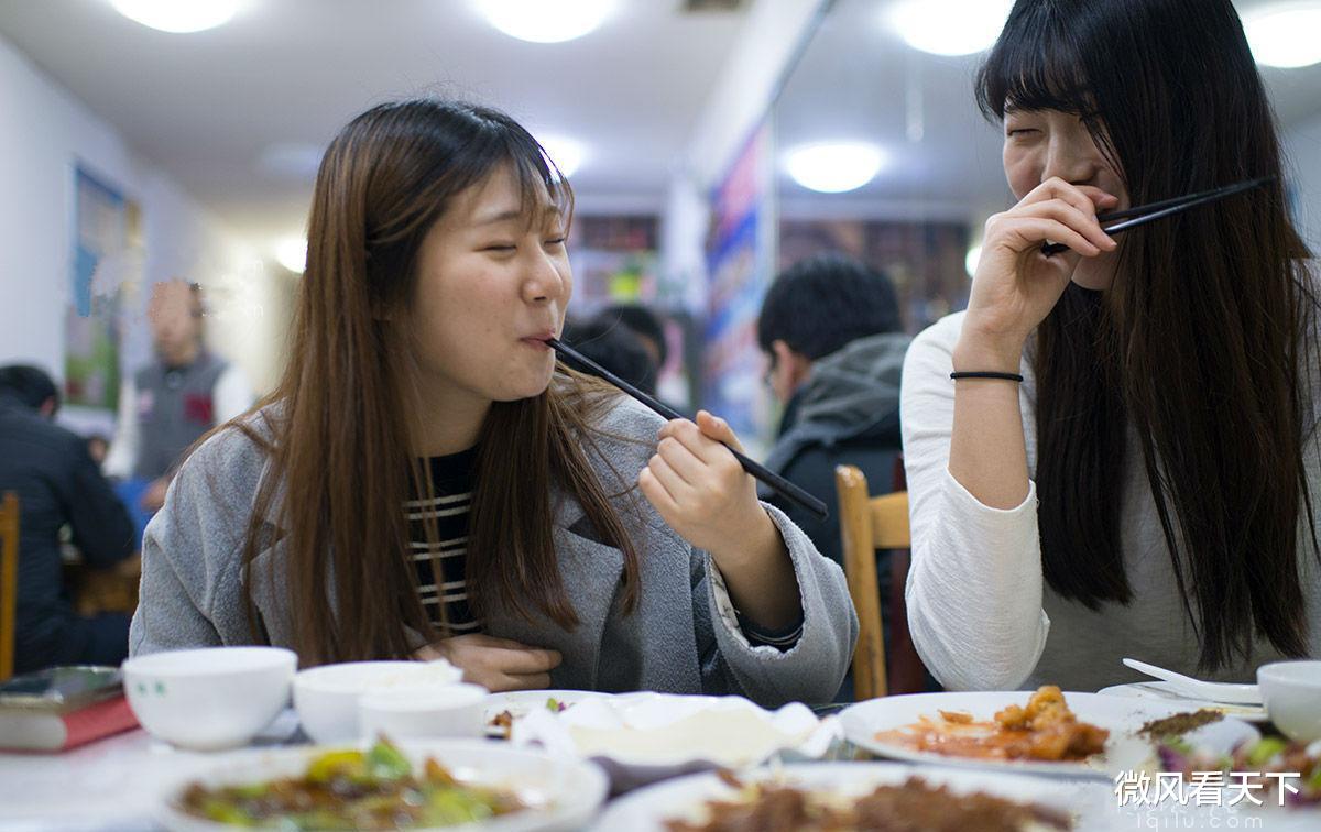 韓國遊客在中國“炫富”，幫我包好五片西瓜，商販：免費送你一個-圖8