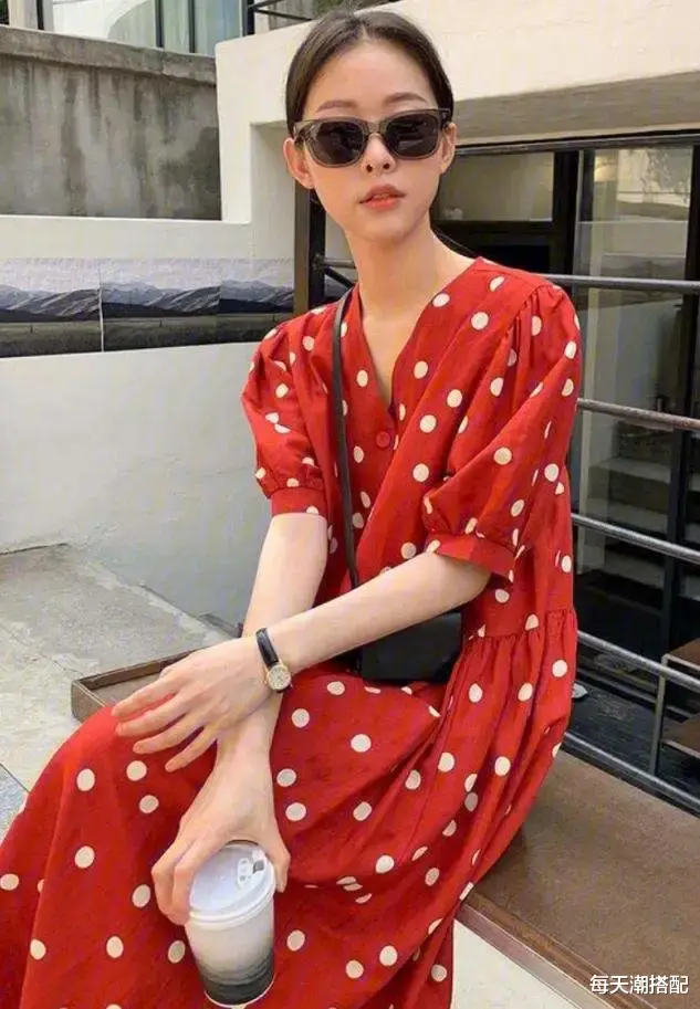 每天潮搭配|“胸大”的女人，穿衣尽量避开这3点，显胖没质感，一点都不好看