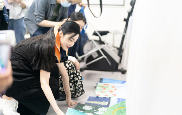 范冰冰|被传是吴亦凡同伙，范冰冰井柏然连夜报警，何炅也牵扯其中被喊话