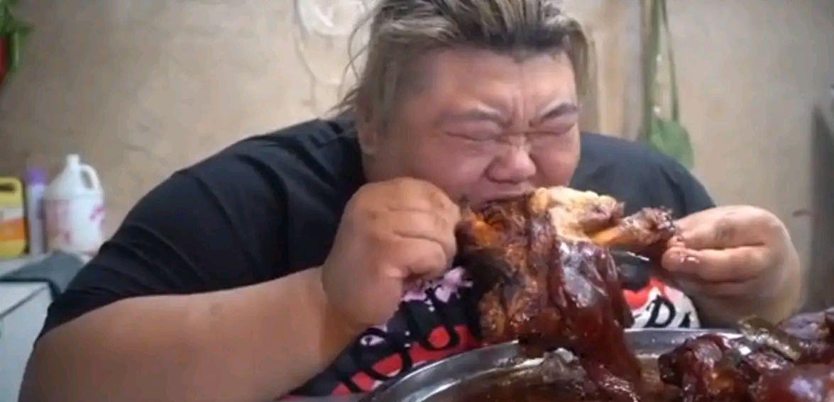 杨幂 胖猴仔现身露面破除离世传闻，不吃肉改吃菜，疑似与公司解约