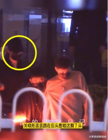 鹿晗|鹿晗喝醉走路晃…黑帽妹紧跟是关晓彤！深夜回他家网催：给我结婚