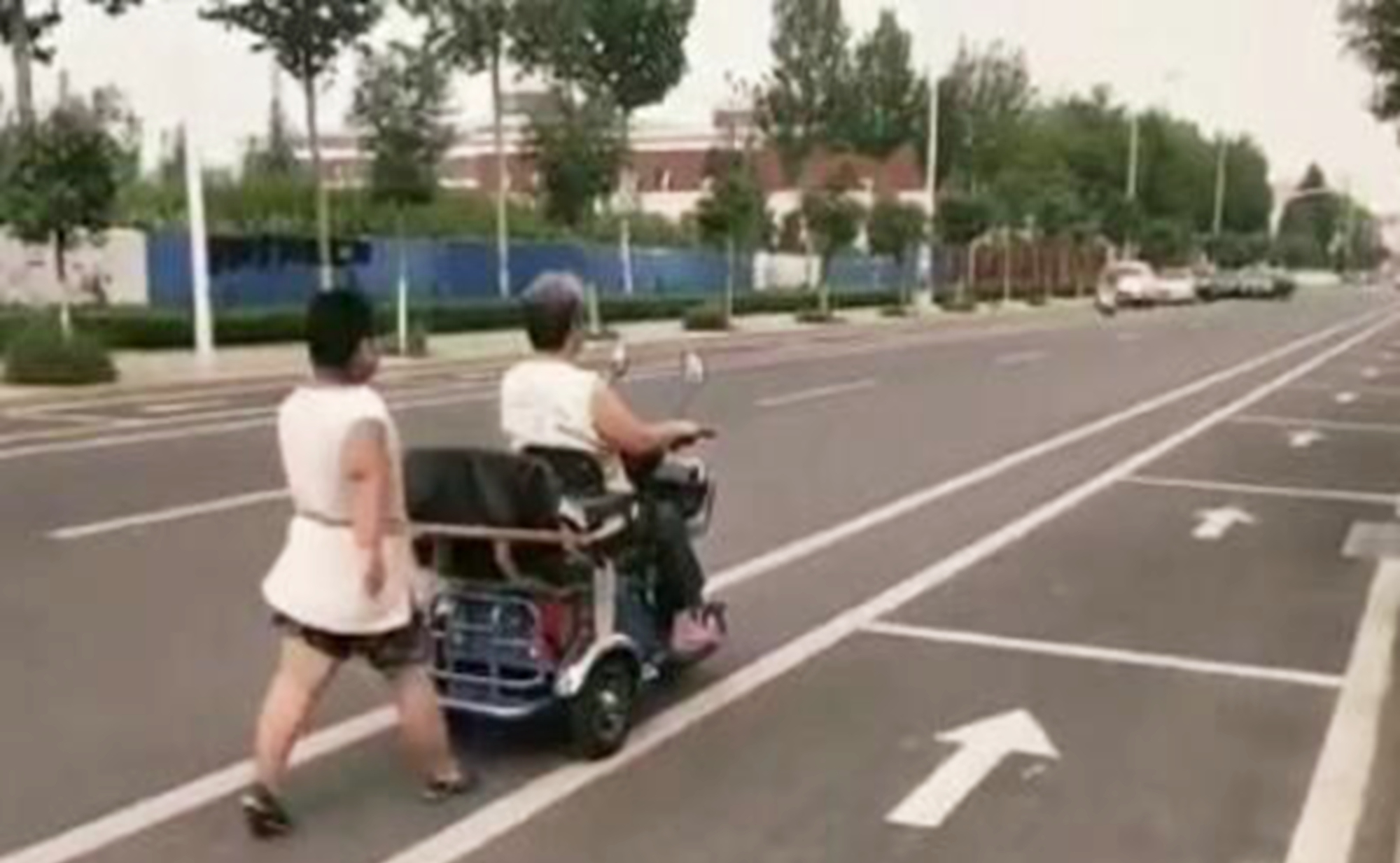 短发|8岁男童长成120斤，奶奶自创新型减肥法陪孩子运动，网友：太硬核