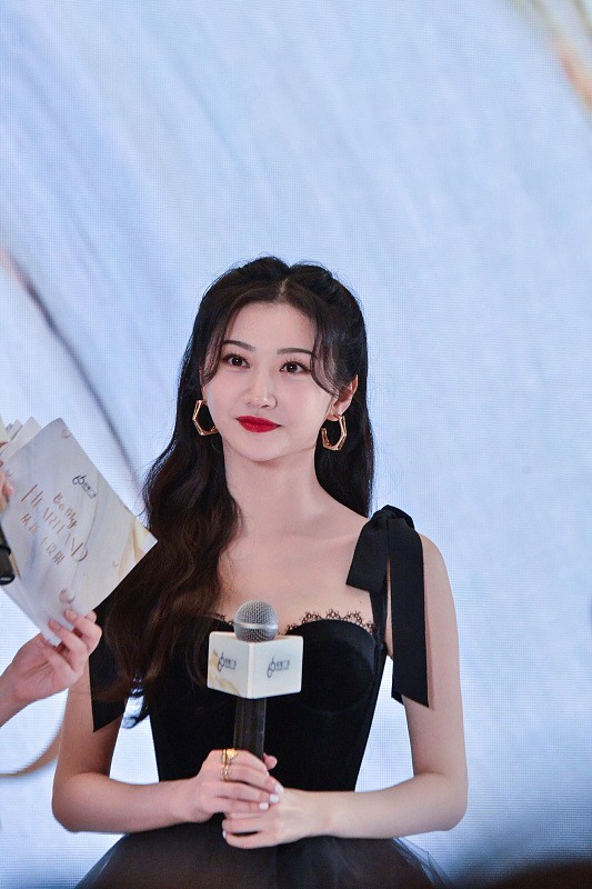 BiuVogue 景甜的生图也很美，明明穿的很能，依旧很有“富贵感”