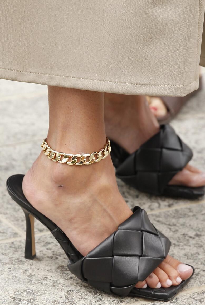 刘美华时尚|手链见得多了,知道“脚链”应该怎样搭配吗?简约时尚又撩人