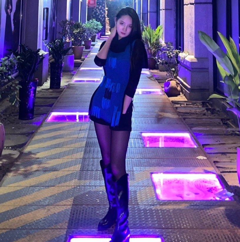 虞书欣|表妹李KK又秀黑丝，小雪吖直言绝美，网友：这次不套头上了？