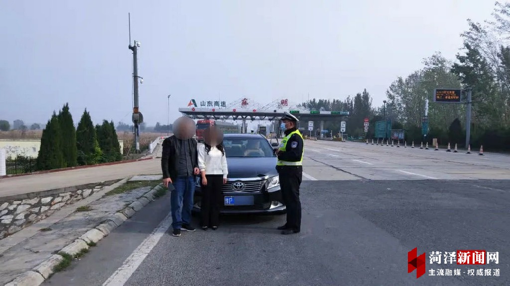 看到交警就慌,无证驾驶男子现形,妻子一同受罚