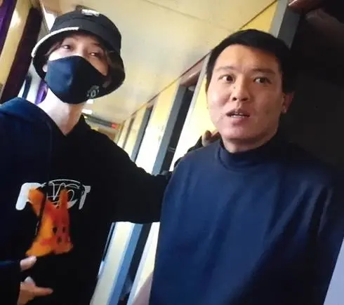 鹿晗|鹿晗回北京老宅，下车姿势独一无二，总算知道为何叫“京城鹿少”