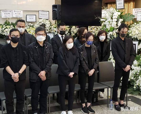 吴孟达|吴孟达全家灵堂合影，唯独缺少二任太太和女儿，站位也很有讲究