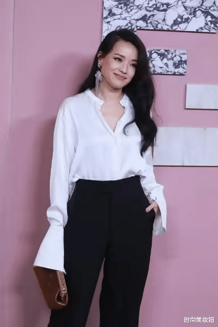时尚美妆妞 舒淇越保守越高级,穿白衬衫配西装裤高级大气,满满的国际范