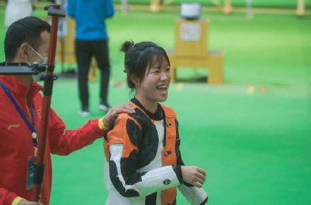 呱妈养娃|清华00后美女学霸杨倩夺首金，金牌背后父母的教育也功不可没