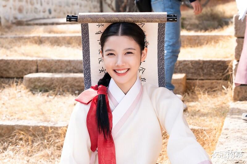 衣冠南亭|金裕贞幕后照美翻!《红天机》第六集超车上演月下之吻