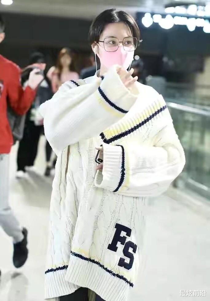 最炫前沿|张馨予敢于放飞自我，穿毛衣搭配破洞裤，这样的军嫂与众不同