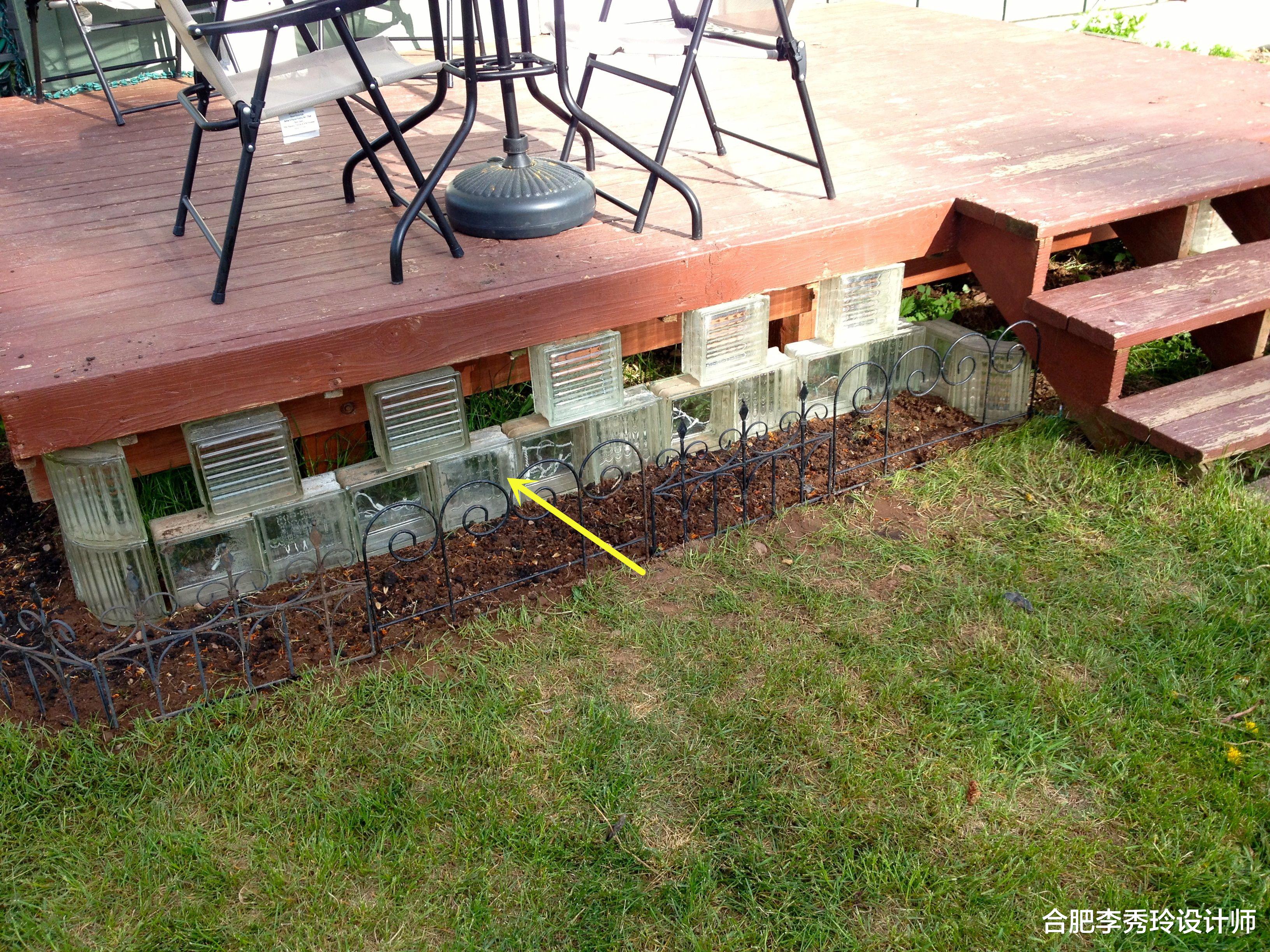 玻璃砖砌完墙，剩余11块铺在院子花圃里，比红砖块的效果要漂亮