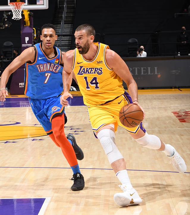 湖人队|8球17分！湖人防守崩盘，小黑尽力了，老詹后发制人，波普真卧底