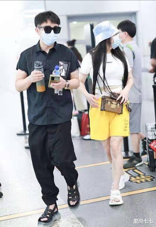 里尚七七|邹市明一家走机场，冉莹颖穿着清凉腿部淤青，轩轩体格比爸还壮