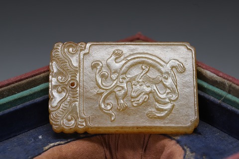 和田玉籽料|回流 舊藏和田玉籽料“螭龙玉牌”