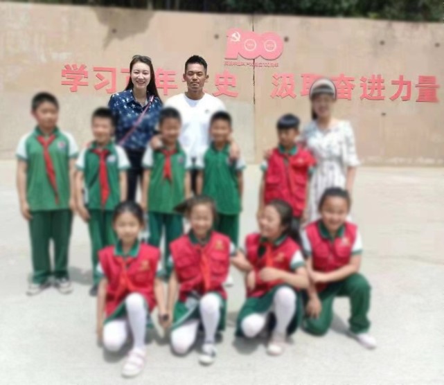 谢杏芳|林丹谢杏芳带儿子到延安过父亲节，两夫妻略显拘谨连手都不牵