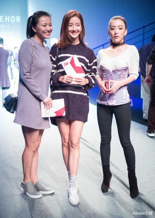 Ainee小屋 方媛为了显瘦真挺拼的，穿V领毛衣配紫色束腰，看着勒得有点难受