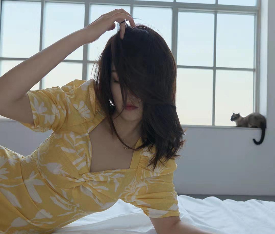 李沁|李沁在空房间内拍大片，道具只有一张床垫，网友：全凭气质！