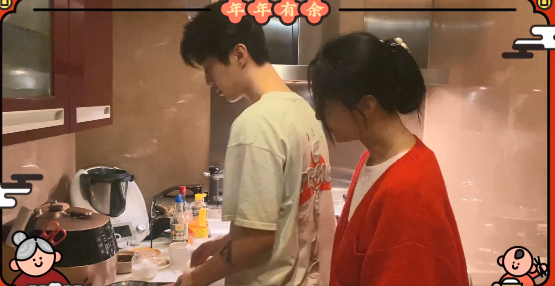 范冰冰|范冰冰姐弟俩陪爸妈过春节，范丞丞亲自下厨炒菜，范冰冰一旁帮忙画面温馨