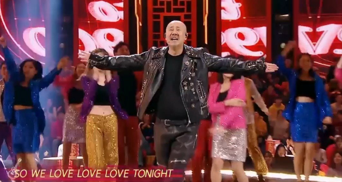 |腾格尔亲切似邻居大爷，家里装修很朴素，萌叔的新歌关注度不高