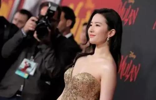 刘亦菲|刘亦菲躺床上怼脸自拍，脸色微红疑似醉酒，穿睡衣姿态慵懒妩媚