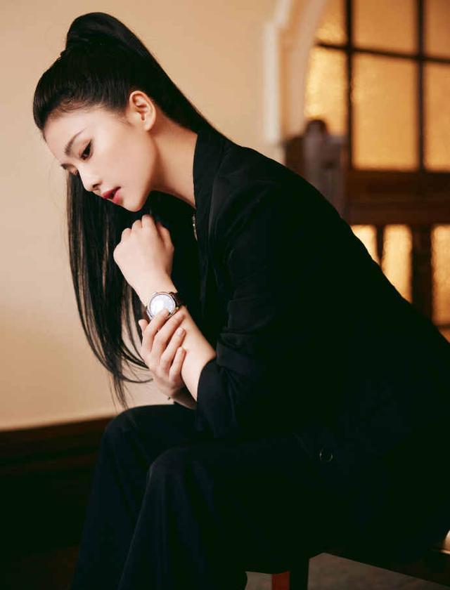 西装|白鹿清纯不再，黑西装配高马尾穿出国际范，难怪这么被于正力捧