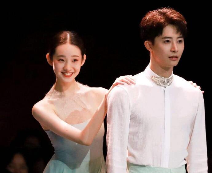 徐晓峰|“小白兔”张艺凡的“黑化史”,娱乐圈就是个大染缸