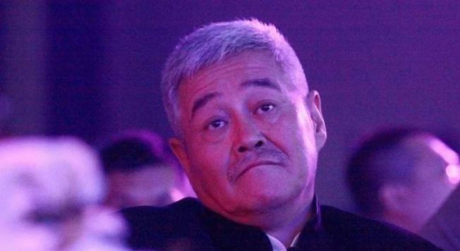 辉辉珠宝|赵本山妻子也太年轻了，与儿女同框对镜甜笑，戴翡翠珠宝超抢镜