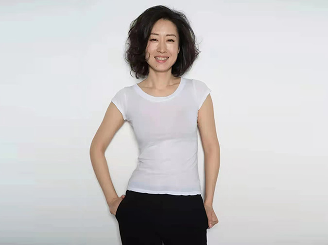 劉敏濤穿緊身白色T恤拍大片，頭發蓬松全程素顏，盡顯成熟知性美-圖4