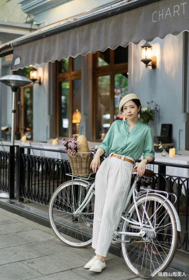 峨眉山周美人|阔腿裤早就烂大街了, 今夏流行的是“烟管裤”, 修腿显瘦又时髦