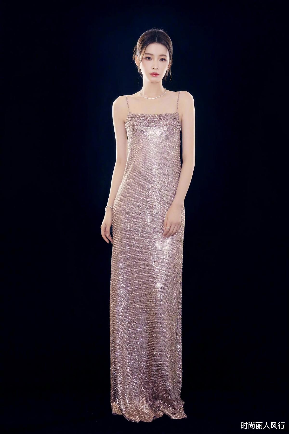 董洁|国剧盛典阵容尴尬！没有大咖，刘涛董洁压轴出场却输给年轻小花