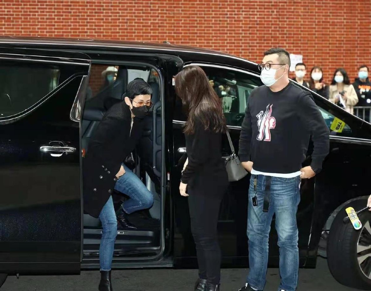 吴孟达|吴孟达葬礼巨星云集！周星驰身材消瘦不少，刘德华穿低裆裤太随意